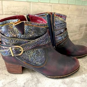 2 1/2” booties, side zip. Genuine leather L’Artiste